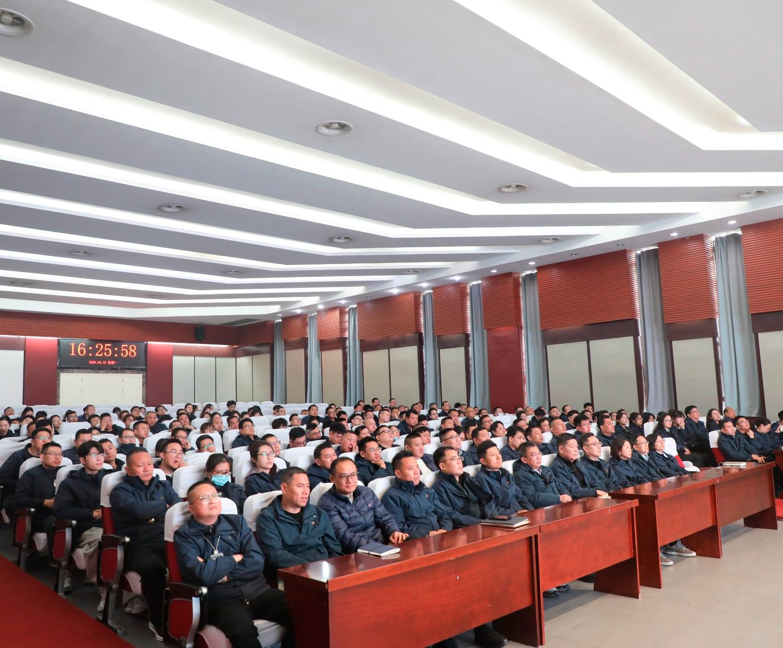 朗创威股份召开2026年第一季度公司级例会